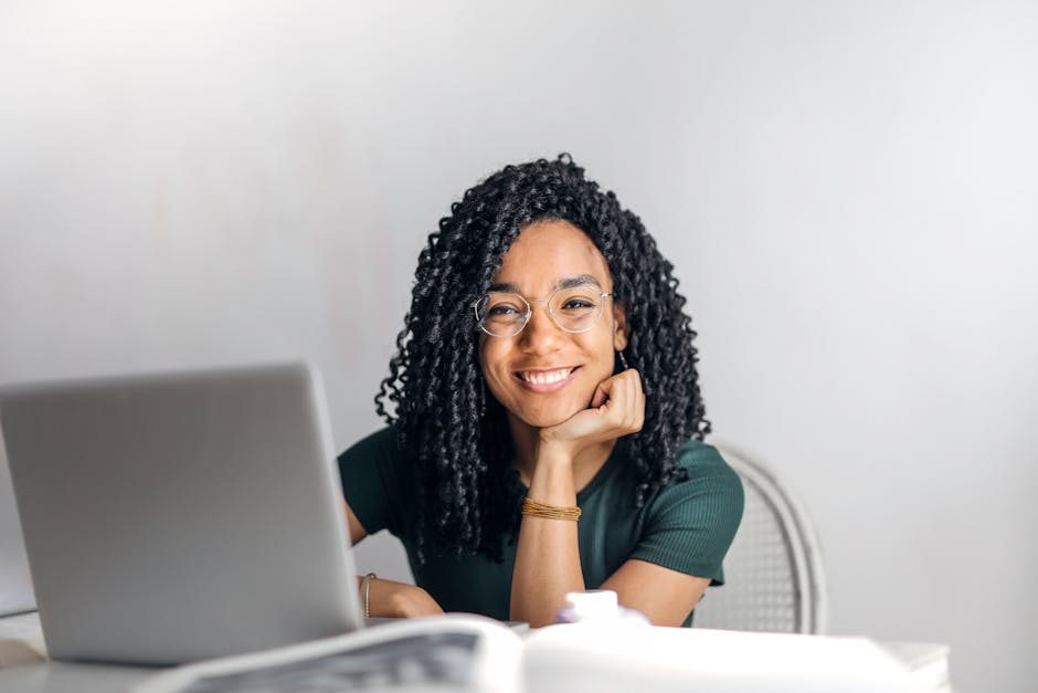 Julia P. arbeitet an einem Webdesign-Entwurf